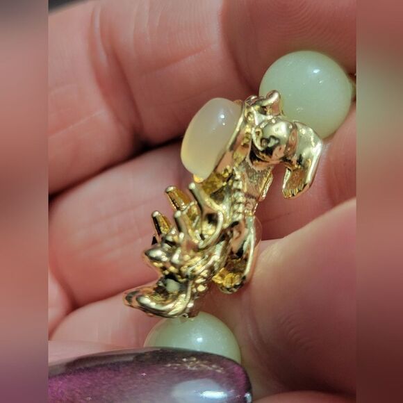 Pixiu Feng Shui White Agate and Luminous Beaded Bracelet - Picture 4 of 12